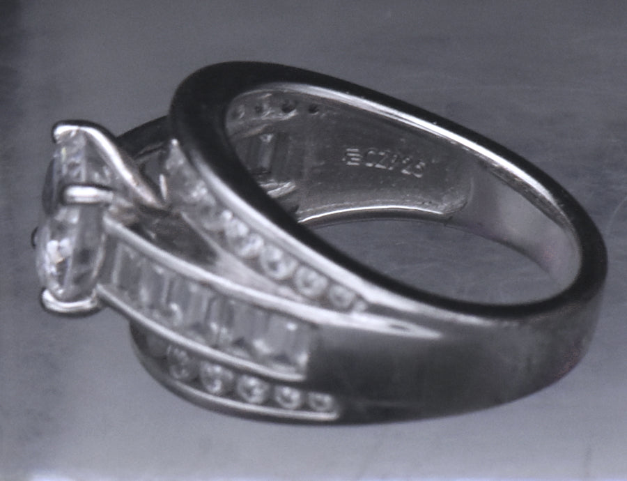 Stunning Sterling Silver Cubic Zirconia Ring - Size 6.25