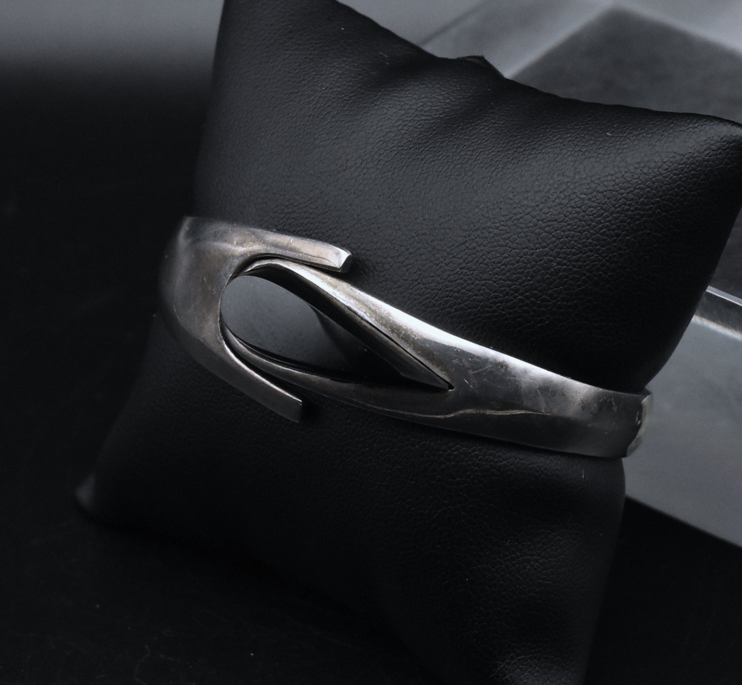 Juan Quinto Moreno - Vintage Handmade Sterling Silver and Black Onyx Hinged Bracelet