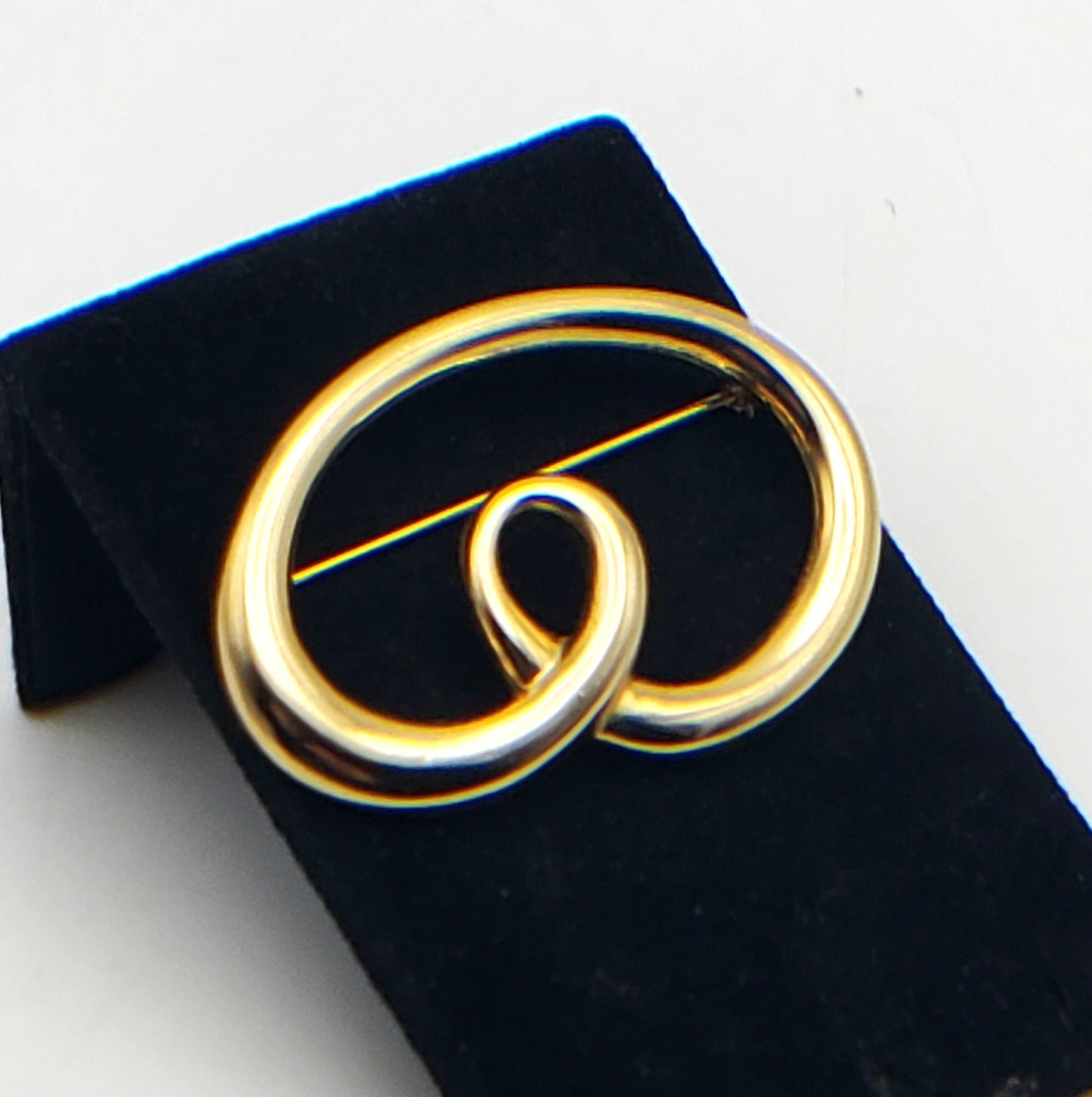 Gold Tone Metal Curly Brooch