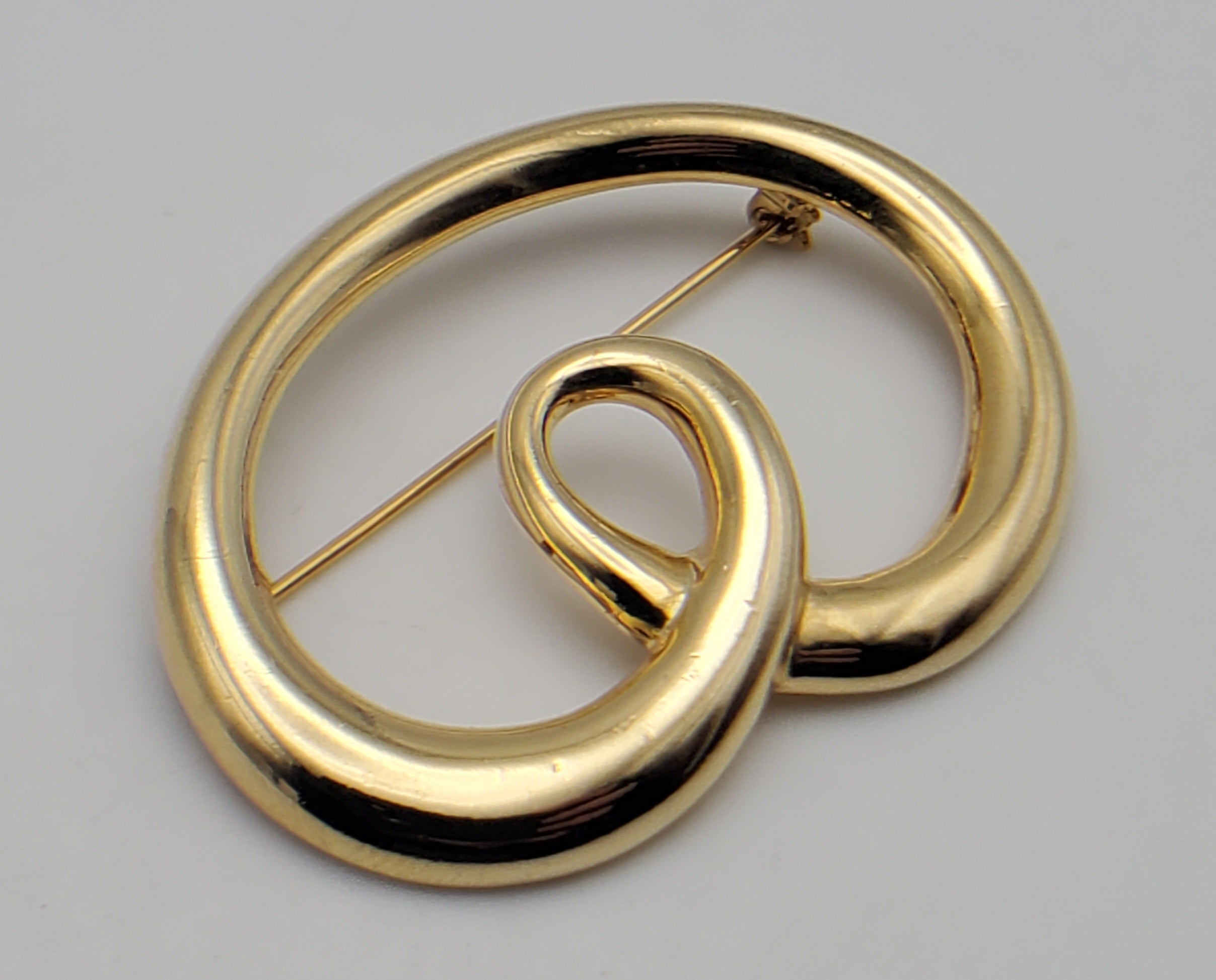 Gold Tone Metal Curly Brooch