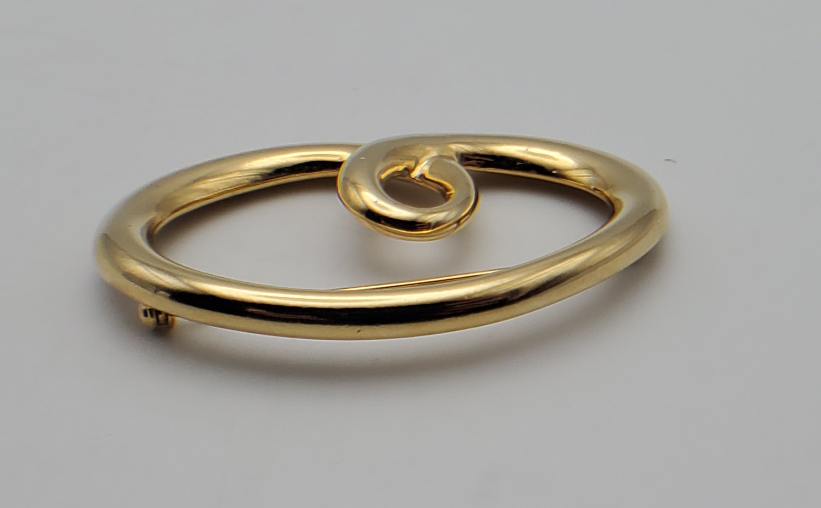 Gold Tone Metal Curly Brooch