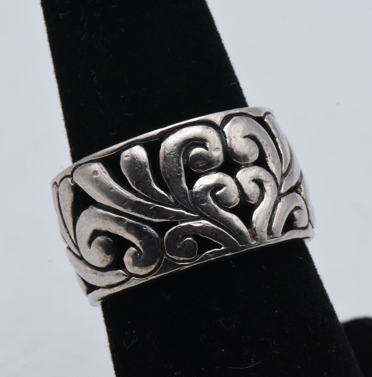 Premier Designs Silver and Black Hammered Metal Ring. Size 9.5 