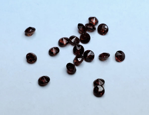 19 Round Cut Melee Garnets