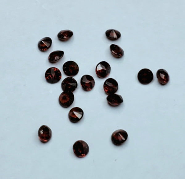 19 Round Cut Melee Garnets