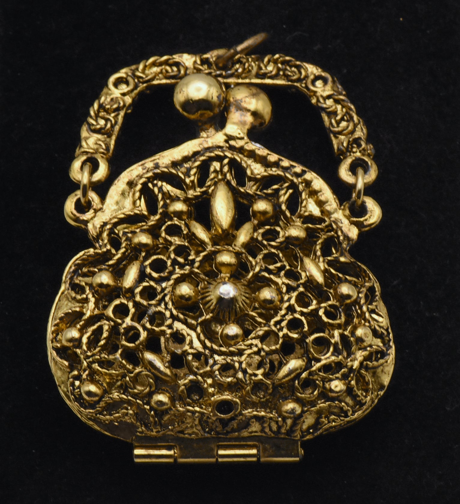 Mode Art - Vintage Gold Tone Filigree Style Handbag Locket Pendant