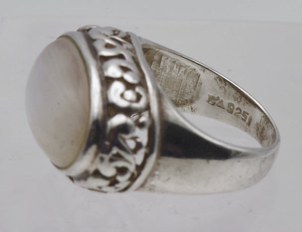 Château d'Argent - Vintage Sterling Silver and Mother of Pearl Ring - Size 7