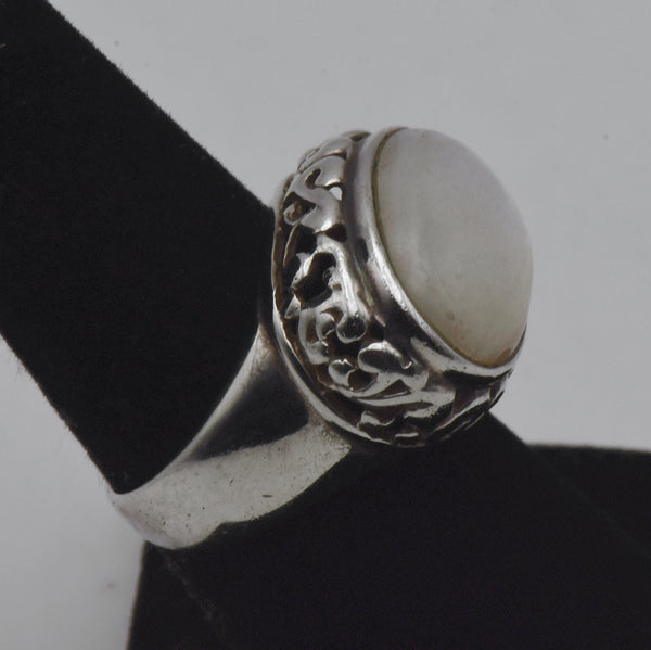 Château d'Argent - Vintage Sterling Silver and Mother of Pearl Ring - Size 7