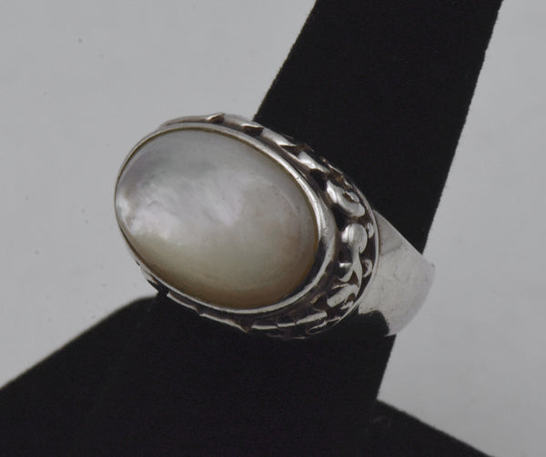 Château d'Argent - Vintage Sterling Silver and Mother of Pearl Ring - Size 7