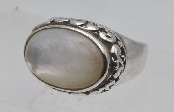 Château d'Argent - Vintage Sterling Silver and Mother of Pearl Ring - Size 7