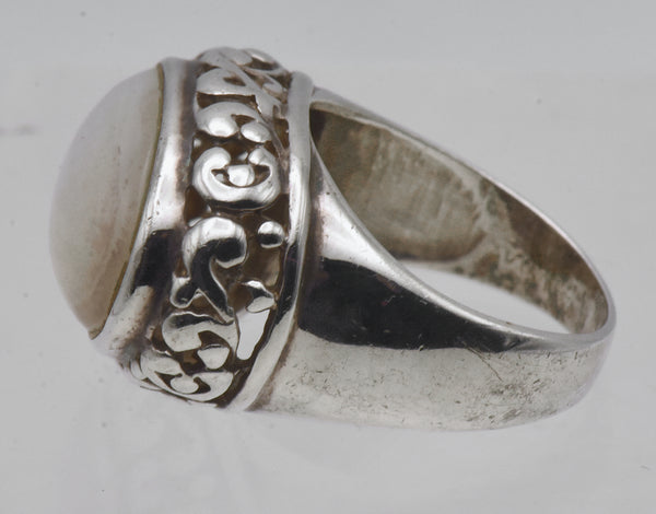 Château d'Argent - Vintage Sterling Silver and Mother of Pearl Ring - Size 7