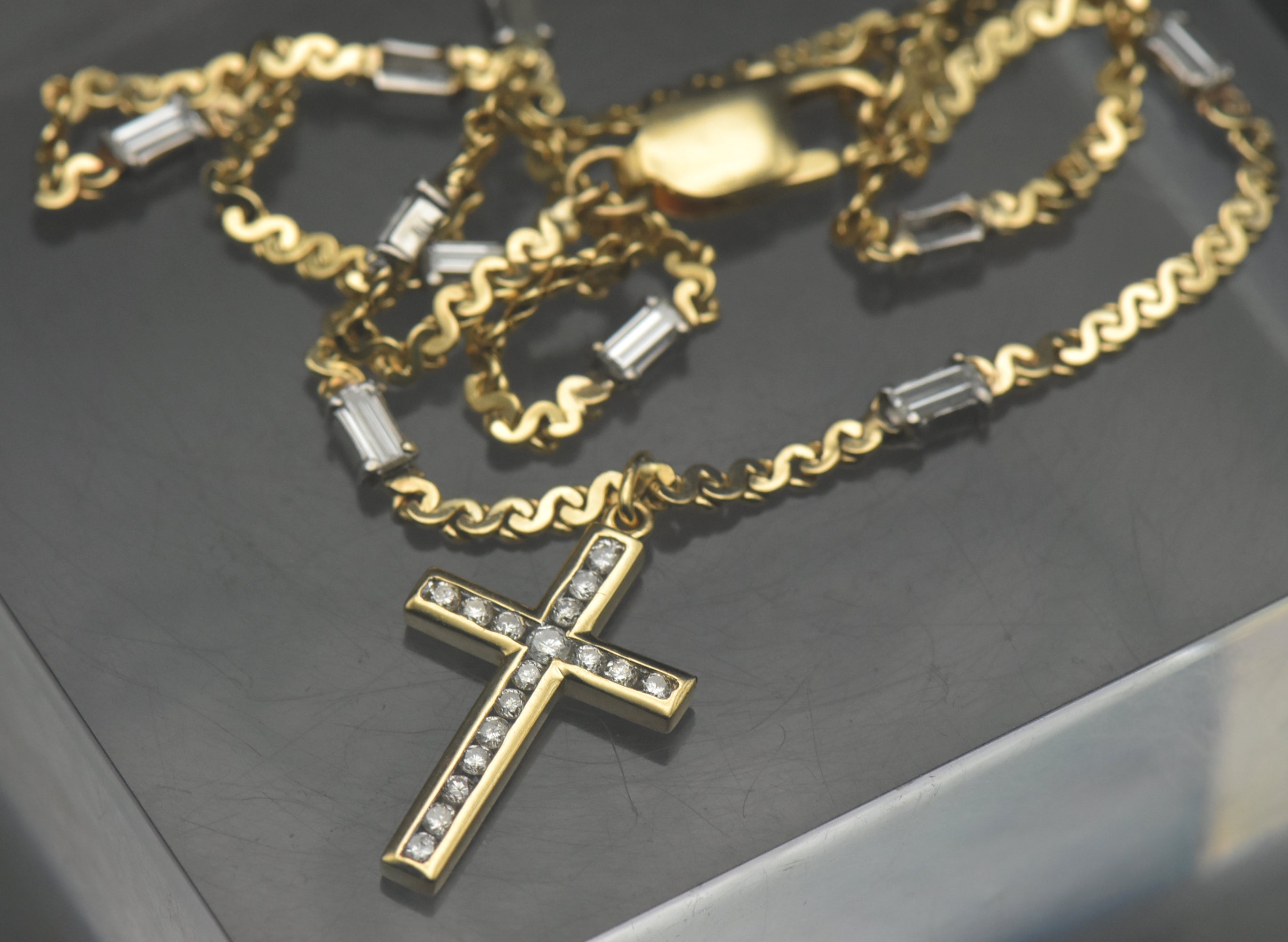 Vintage 14k Gold Diamond Studded Cross Pendant Chain Necklace - 16.75"