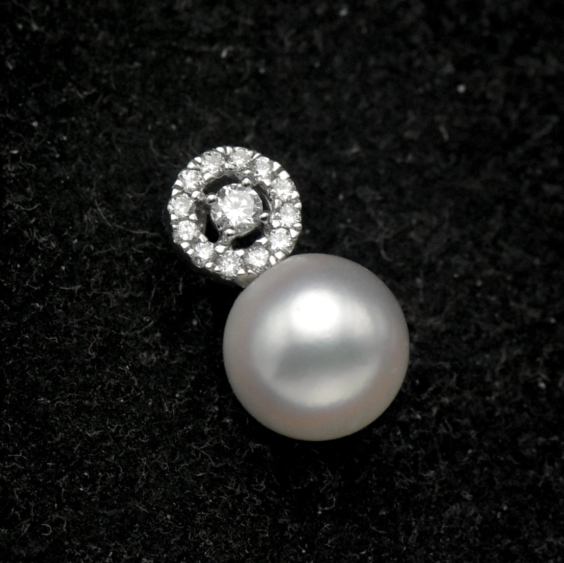 Vintage 18k White Gold Pearl and Diamonds Pendant