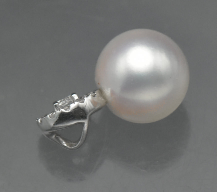 Vintage 18k White Gold Pearl and Diamonds Pendant