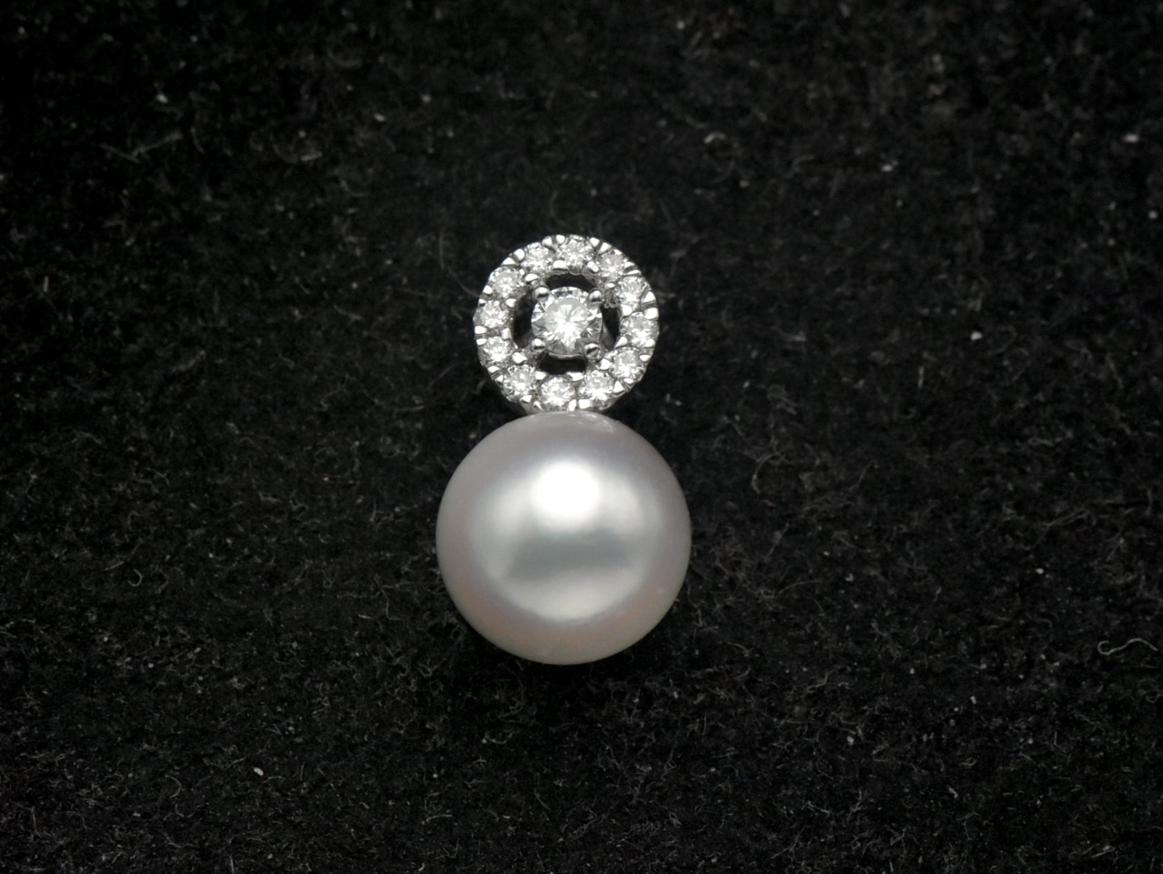 Vintage 18k White Gold Pearl and Diamonds Pendant