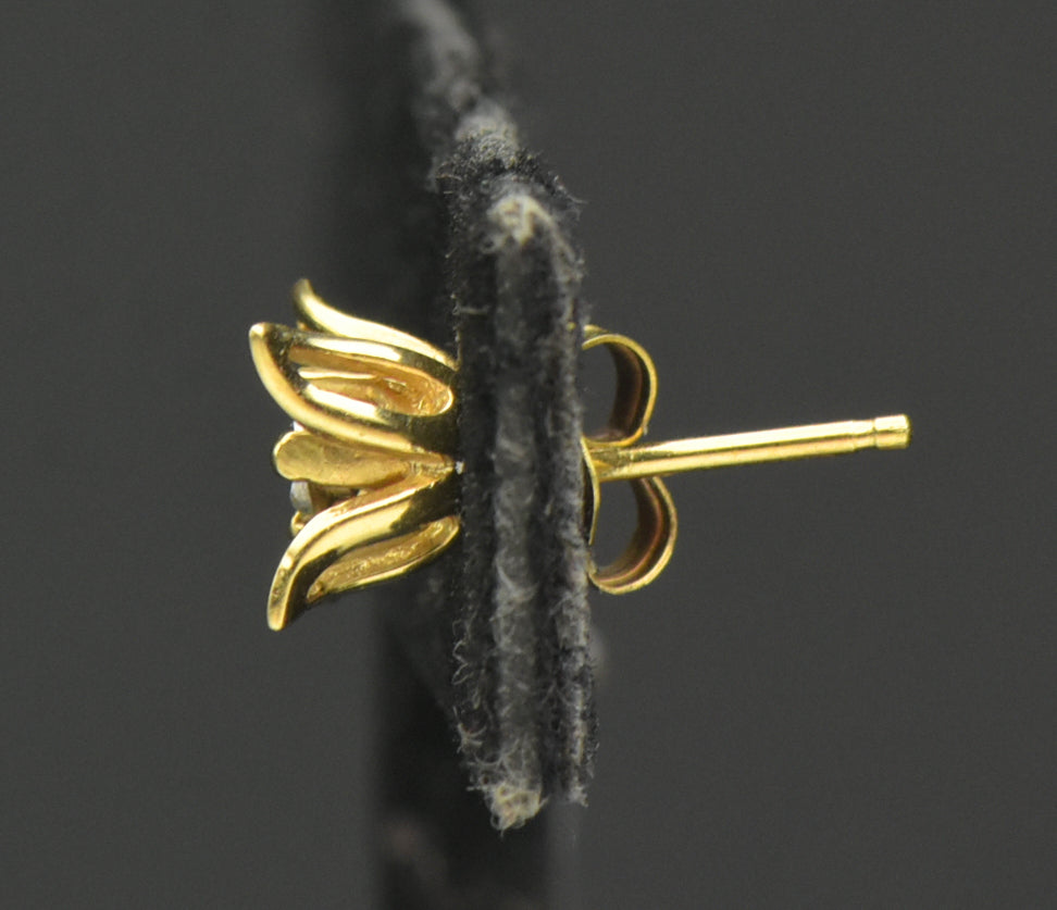 UNMATCHED Vintage 14k Gold and Diamond Floral Stud Earring