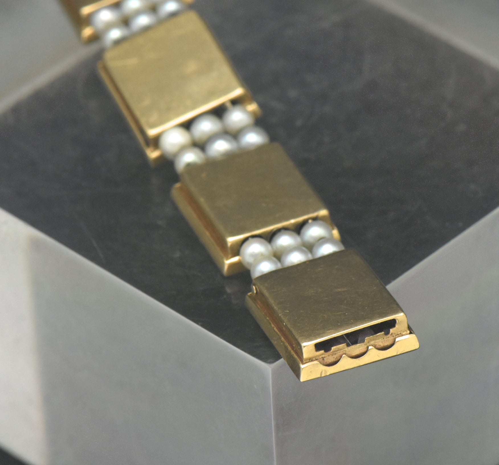 Handmade 14K Gold Link Bracelet with Hand-Carved Glass and Cultured Pearls - 7"