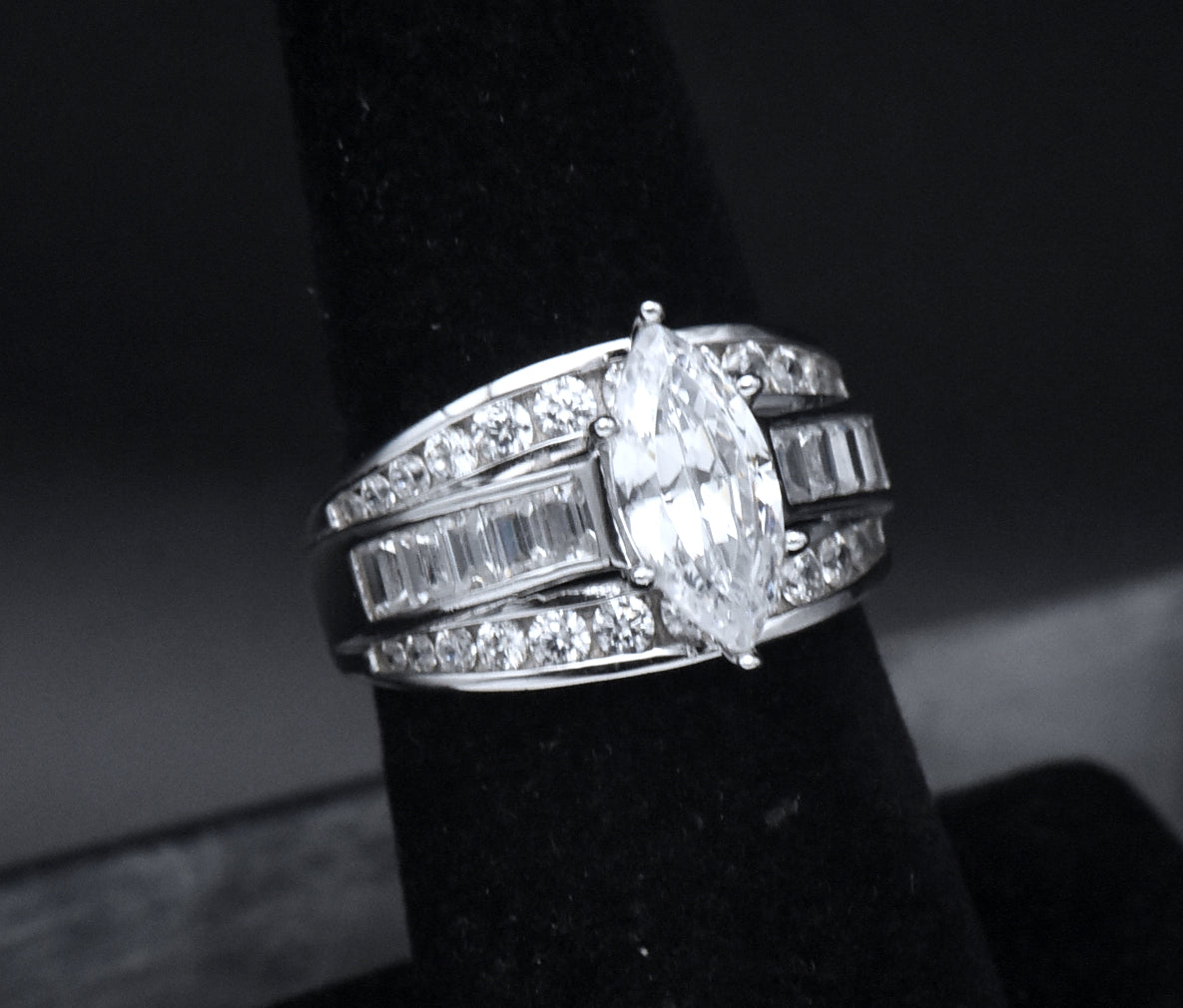 Stunning Sterling Silver Cubic Zirconia Ring - Size 6.25