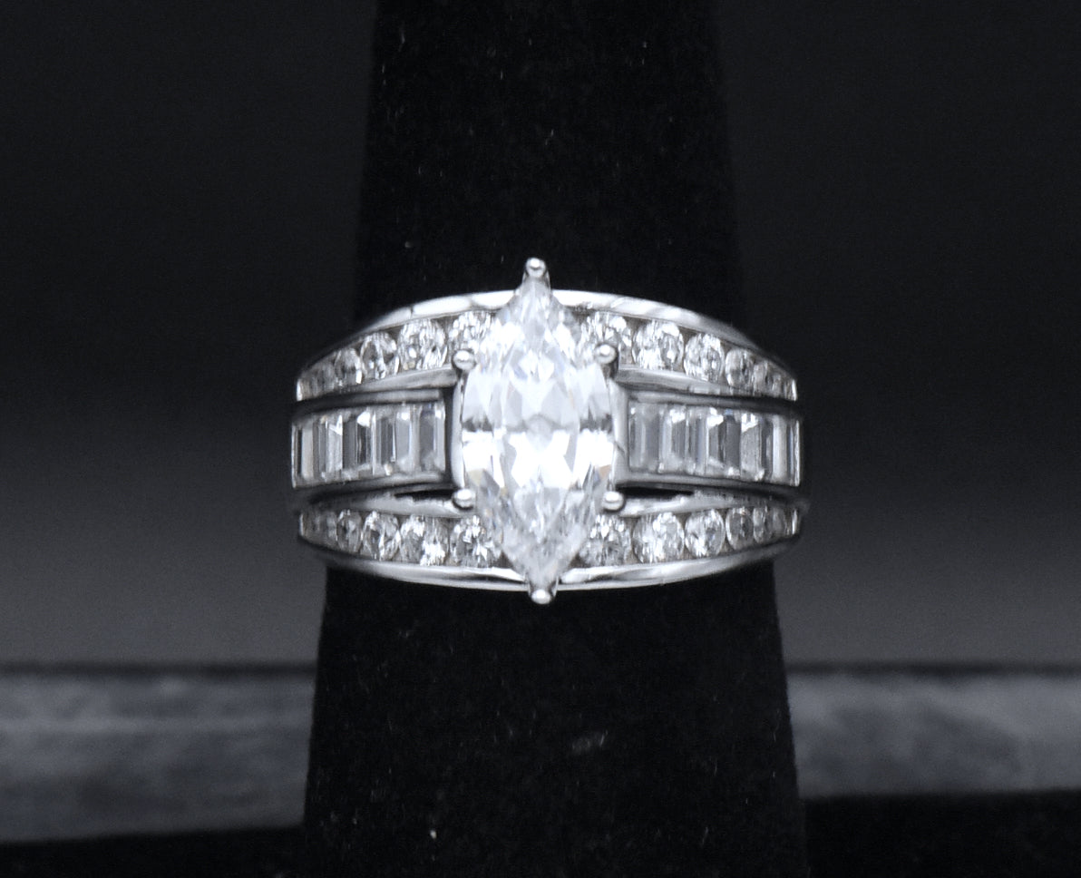 Stunning Sterling Silver Cubic Zirconia Ring - Size 6.25