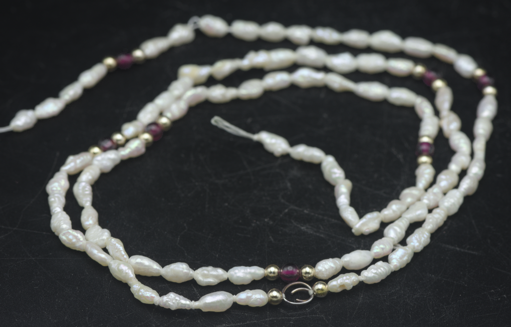 BROKEN Vintage Freshwater Rice Pearls and Garnets Single Strand Necklace