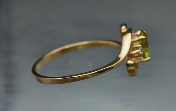 Vintage 10K Gold Peridot and Diamond Ring - Size 6