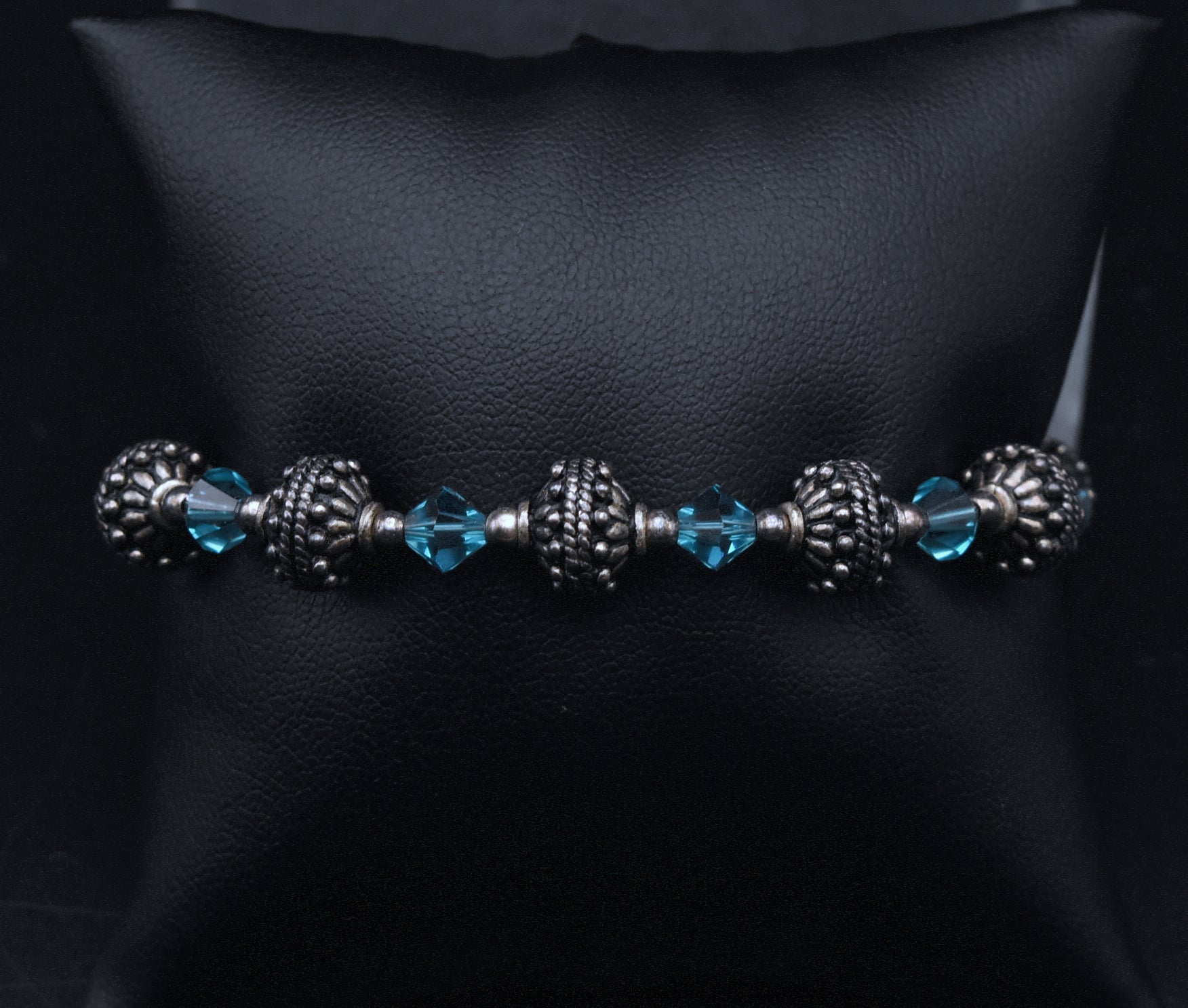 Vintage Silver Tone Metal and Glass Beaded Bracelet - 7.5"
