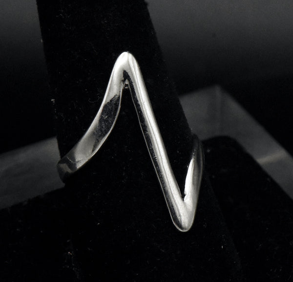 Vintage Silver Tone Metal Zigzag Ring - Size 9