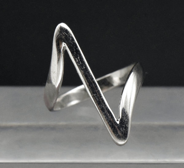 Vintage Silver Tone Metal Zigzag Ring - Size 9