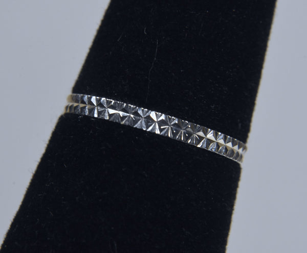 14k White Gold Engraved Band Ring - Size 4