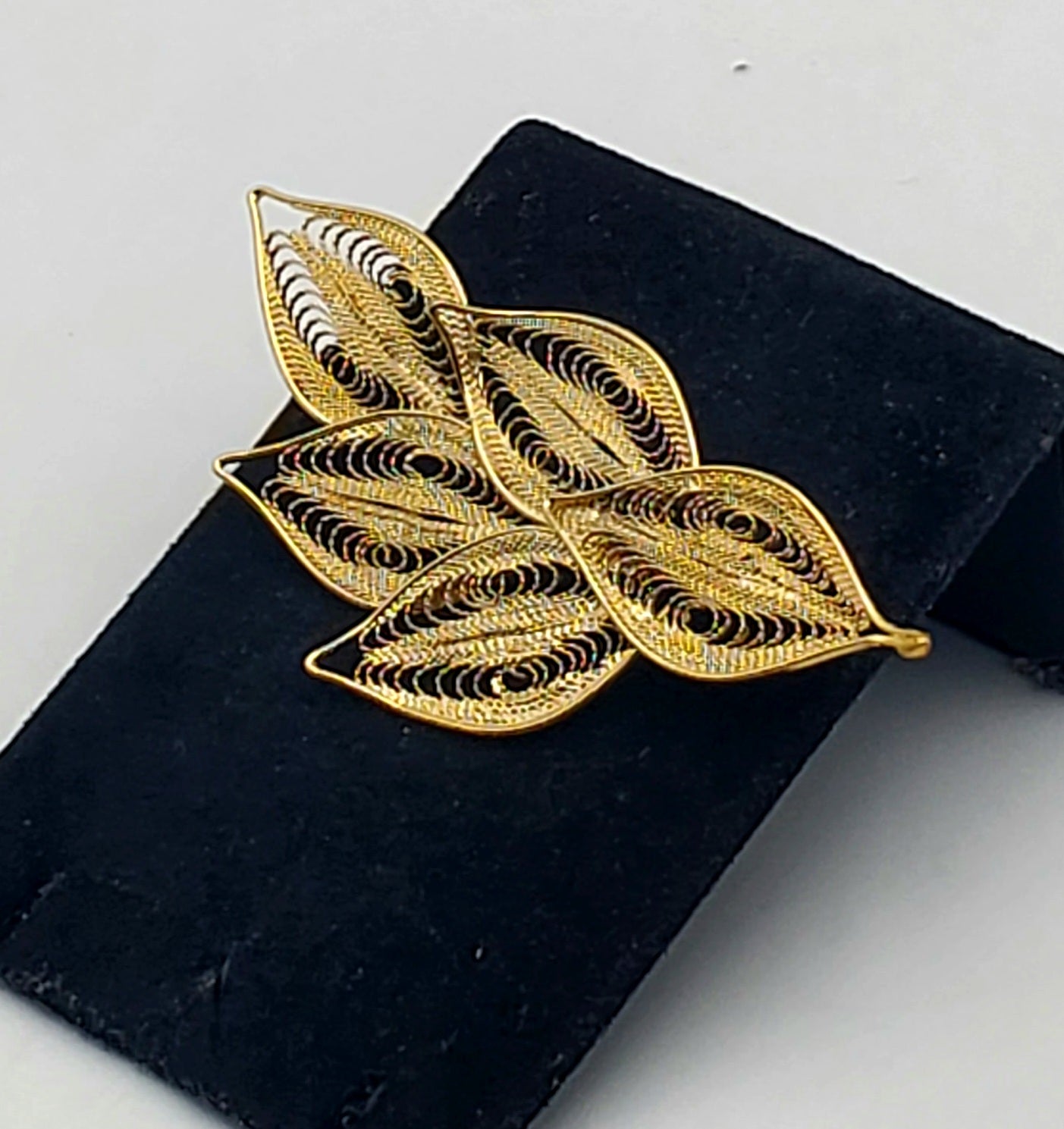 Vintage Gold Tone Filigree Leaves Brooch