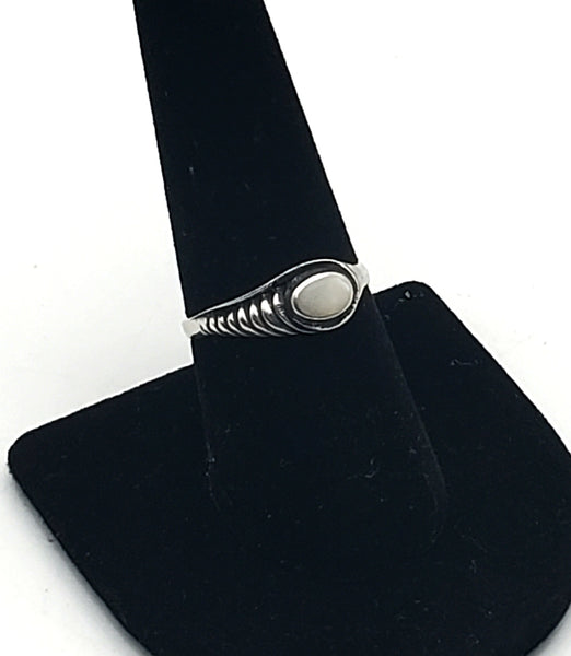 Beautiful Vintage Modern Design Sterling Silver Mother of Pearl Ring - Size 8