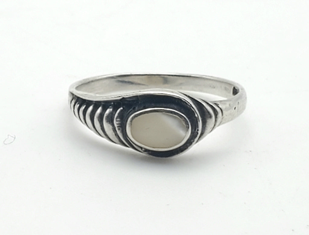Beautiful Vintage Modern Design Sterling Silver Mother of Pearl Ring - Size 8