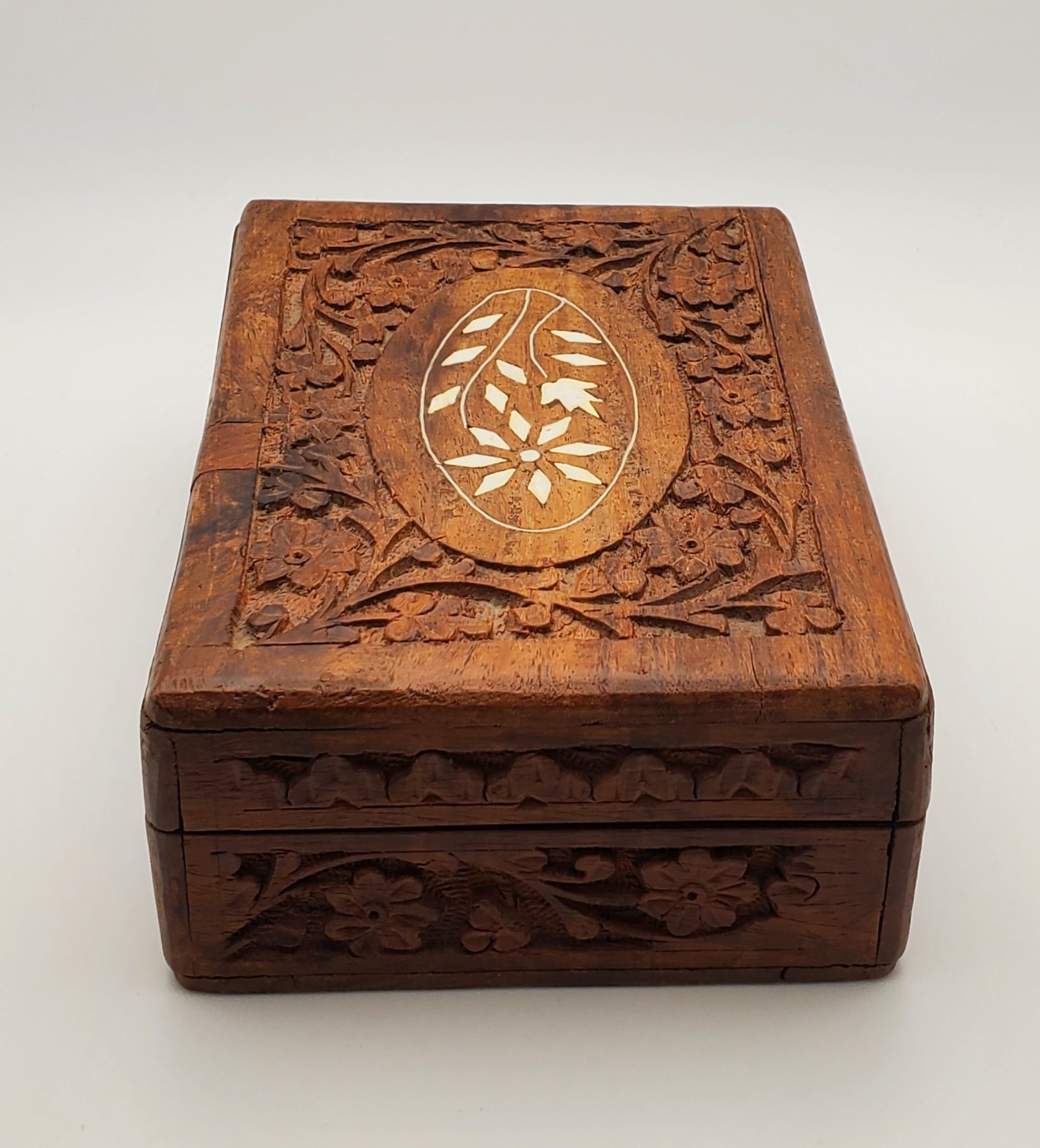 Vintage Carved Wood Floral Decoration Jewelry Box