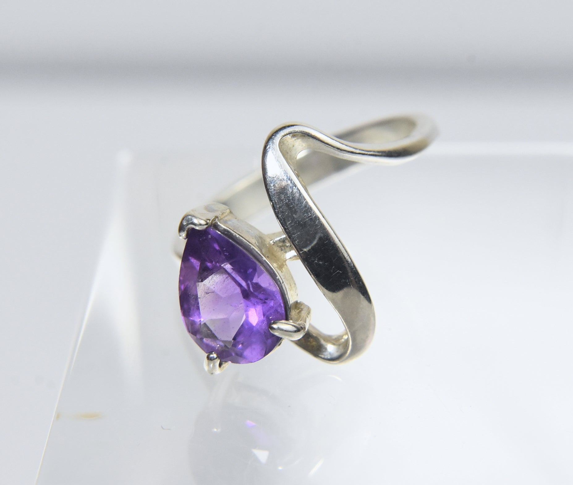 Sterling Silver Amethyst Twist Shank Ring - Size 8