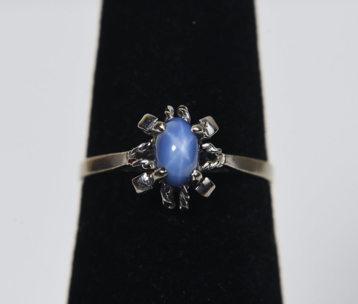 10k White Gold Star Sapphire Ring - Size 5.75