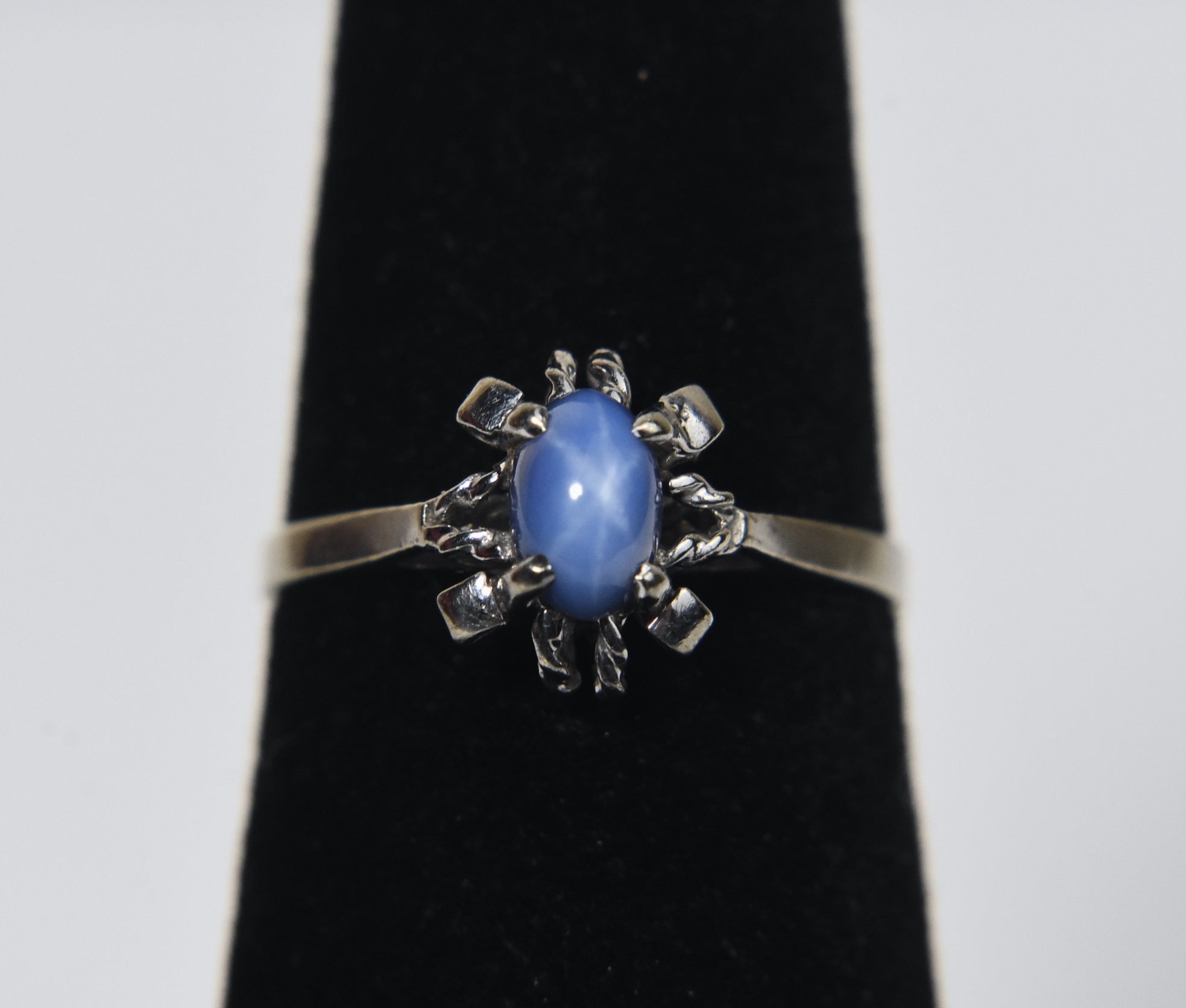 10k White Gold Star Sapphire Ring - Size 5.75