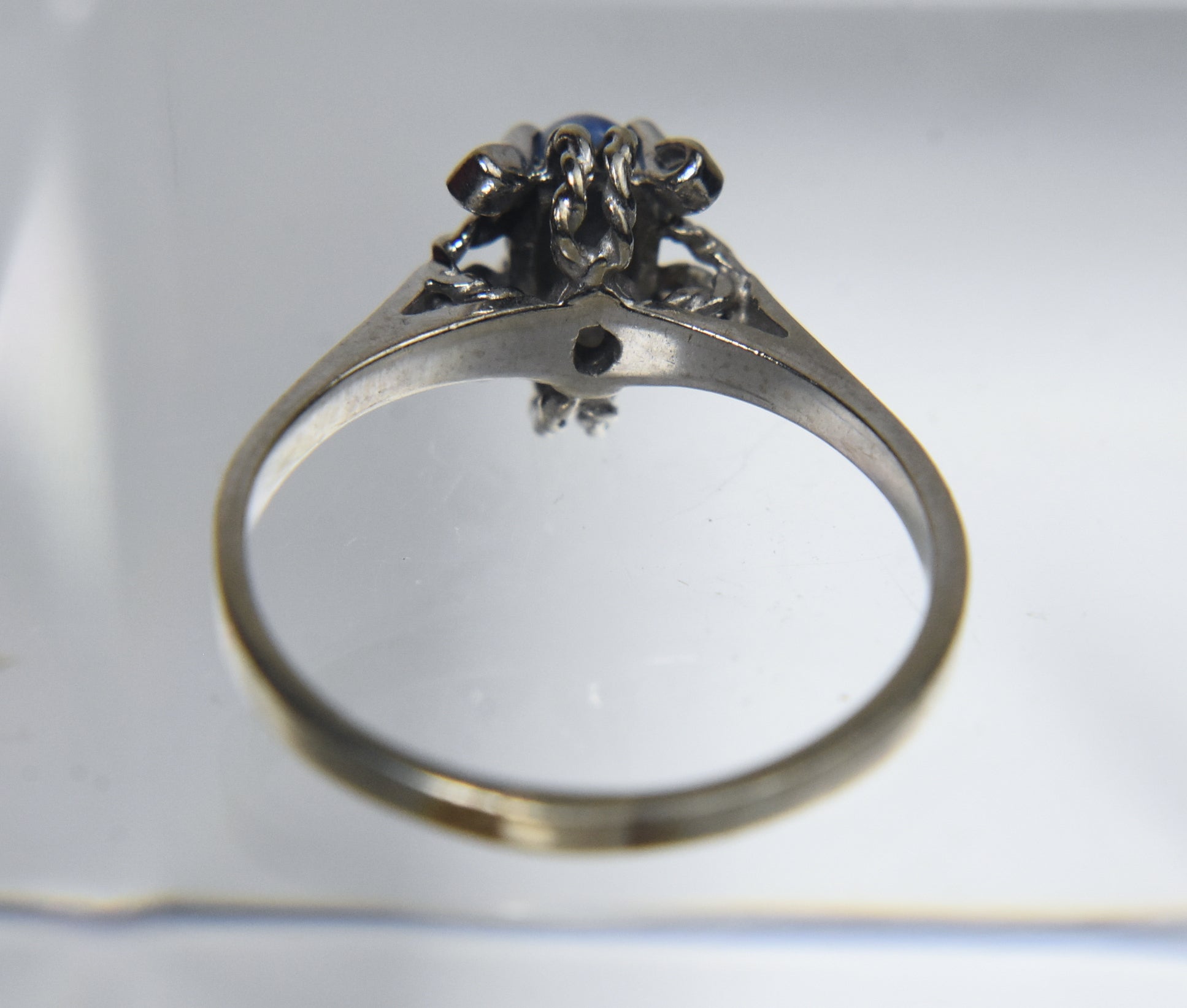 10k White Gold Star Sapphire Ring - Size 5.75