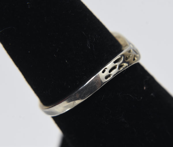 Château d'Argent - Sterling Silver Pierced Design Chevron Ring - Size 5.75