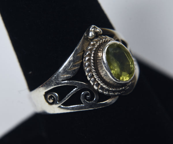 Vintage Handmade Beautiful Peridot Pierced Design Sterling Silver Ring - Size 8.5