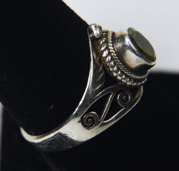 Vintage Handmade Beautiful Peridot Pierced Design Sterling Silver Ring - Size 8.5