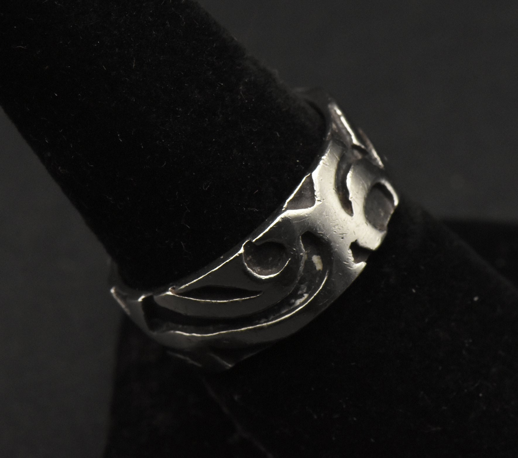 Vintage Abstract Design Ring - Size 8.25