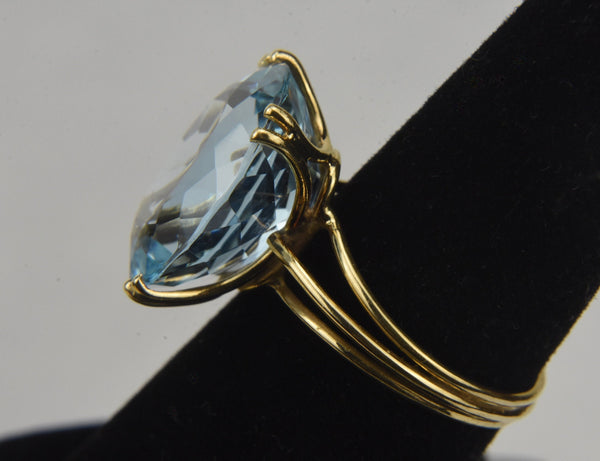 18k Gold 7 Carat Blue Topaz Ring - Size 6.5