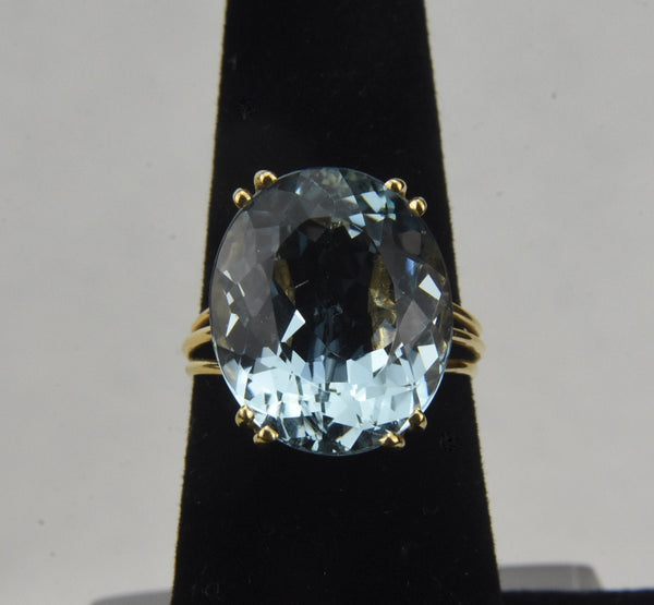 18k Gold 7 Carat Blue Topaz Ring - Size 6.5
