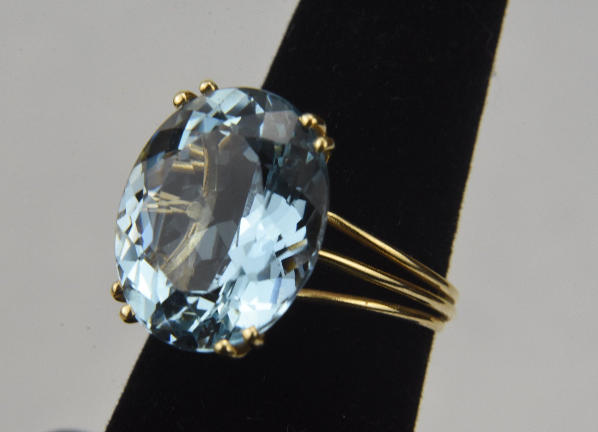 18k Gold 7 Carat Blue Topaz Ring - Size 6.5