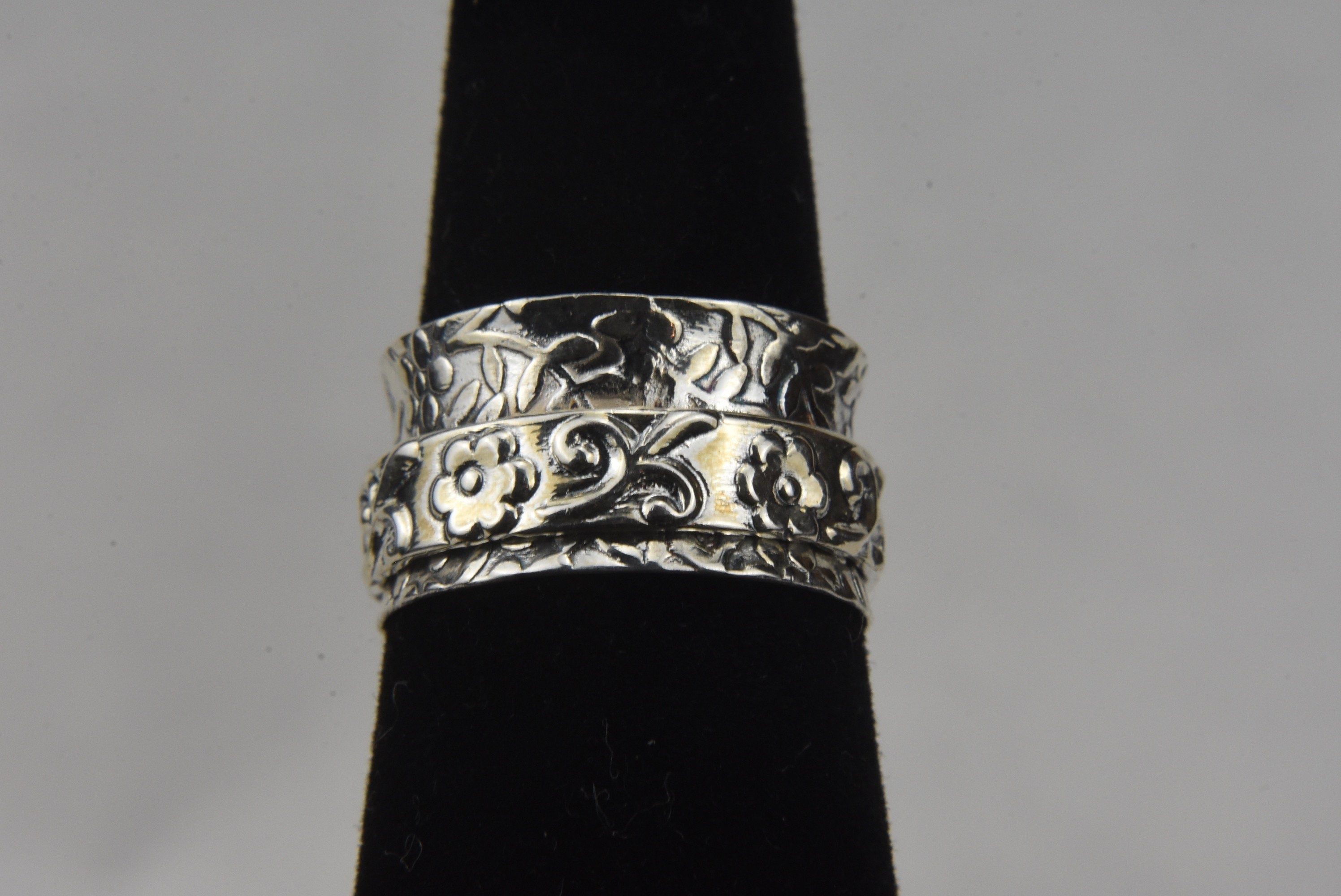 Sterling Silver Floral Embossed Spinner Ring - Size 6
