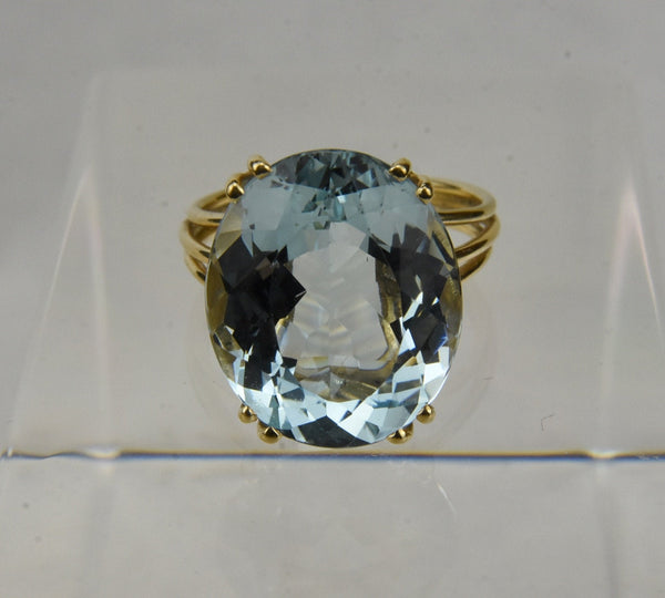 18k Gold 7 Carat Blue Topaz Ring - Size 6.5