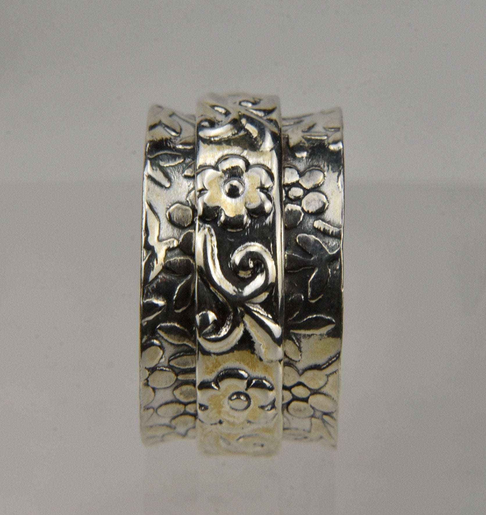 Sterling Silver Floral Embossed Spinner Ring - Size 6