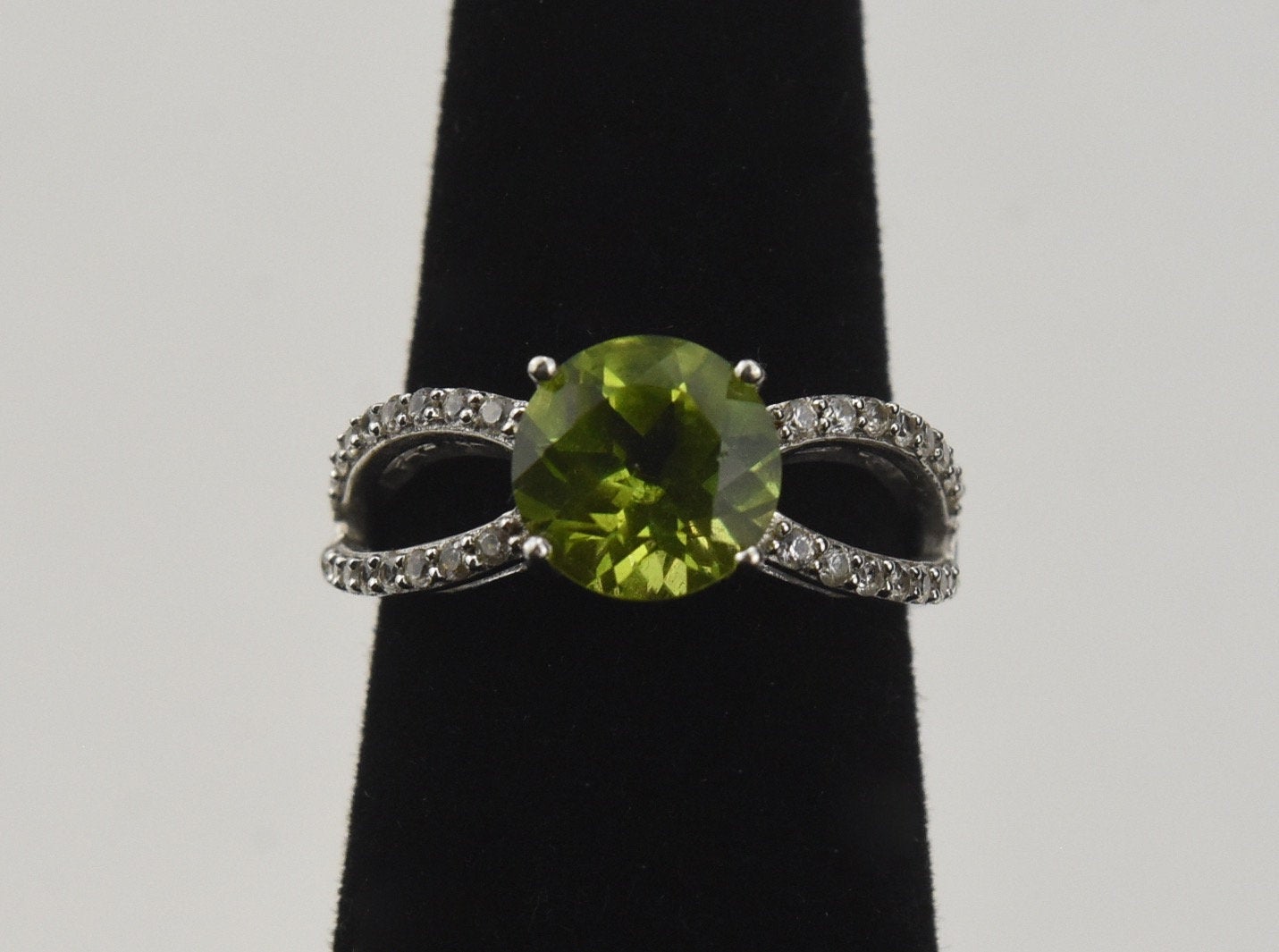 Sterling Silver Light Green Crystal Ring - Size 5
