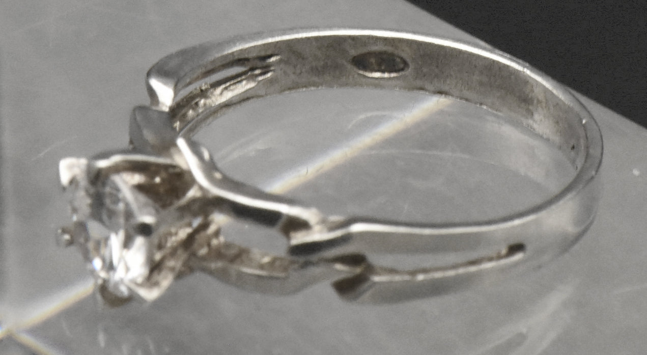 Vintage Sterling Silver Unique Shank Cubic Zirconia Ring - Size 8.5